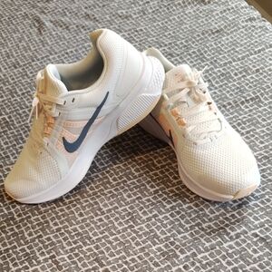 Nike Run Swift 2 Running Shoes - Summit White/Peach - Size 10